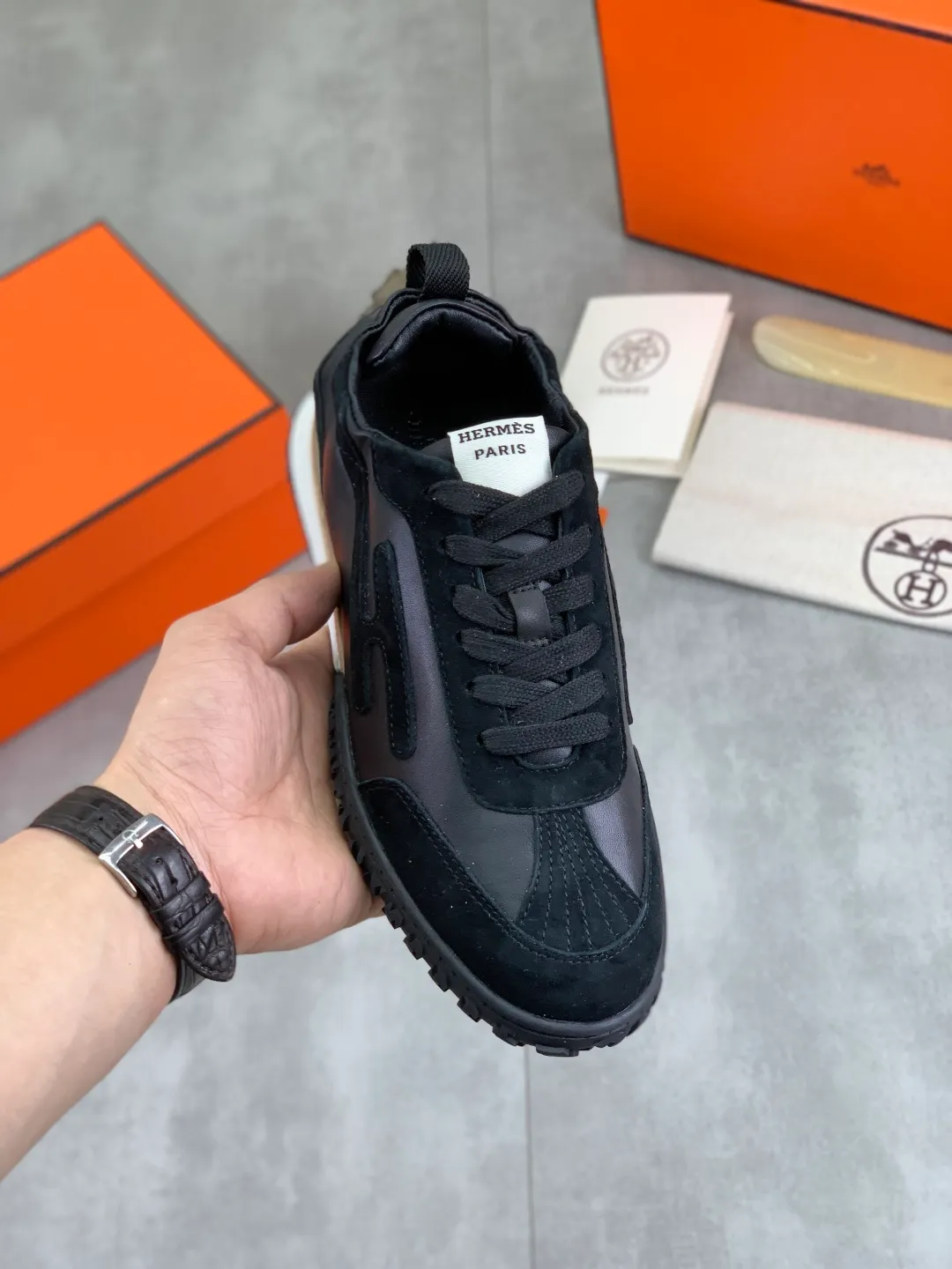 Men's men's shoes 💰P600 New model Top version Original order Hermes Hermès men's Drift Sneaker Summer new casual sports shoes Original purchase, development, production H family men's classic series, technological breathable fabrics with cowhide, casual sports shoes, casual shoes, sports dad shoes combine high-tech breathable materials and cowhide, H family exclusive button decoration on the side. The outsole is full of H italic design and bright colors to show vitality and continue the brand design inspiration. Stroll around the city lightly and feel free and comfortable. Delivered in exquisite packaging 🛍📦 ▪️Fabric: original customized breathable material + first-layer cowhide ▪️Inner: cowhide feet ▪️Outsole: molded and evacuated PU+TPU material ▪️Size: 35-45 Multiple colors available Premium packaging